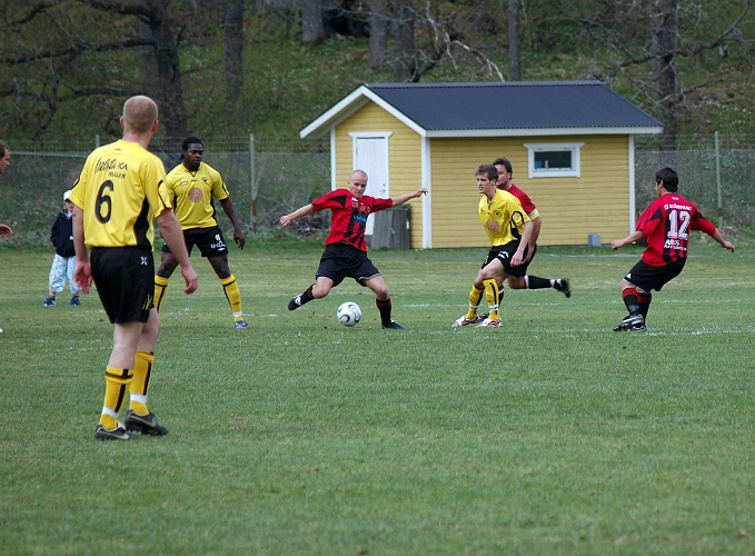 2007_0428_05.JPG - Arboga pressade Hamre till att mest slå ifrån sig bollen upp mot mittplan