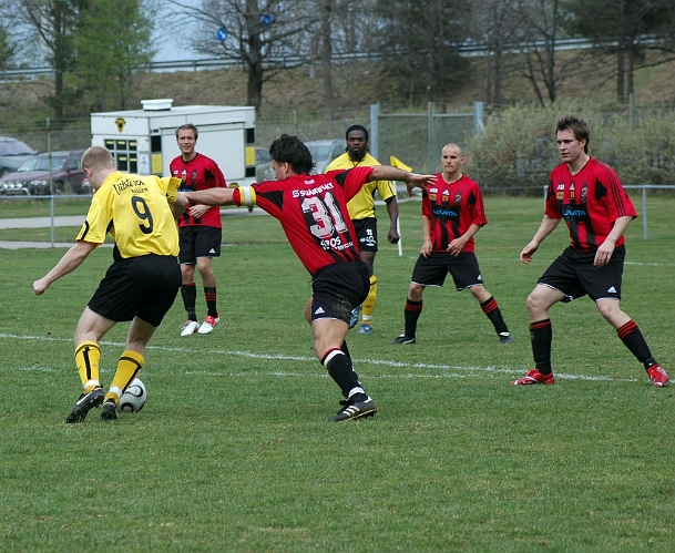 2007_0428_11.JPG - I 2:a halvlek ökade Södra tempot, och har här en chans strax utanför straffområdet