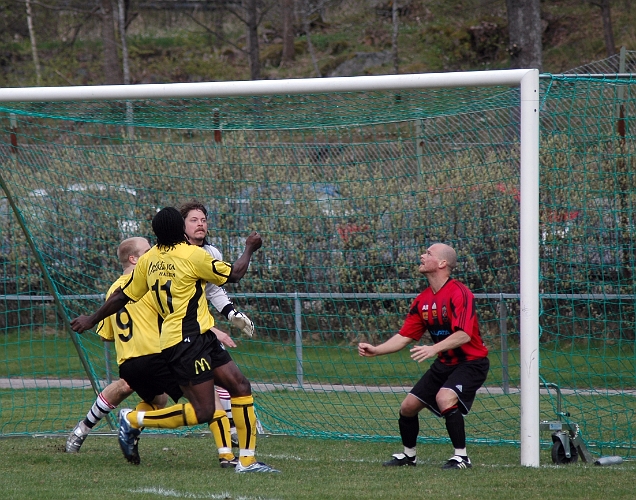 2007_0428_12.JPG - Båda Södra's anfallare är ivriga på att försöka trycka in bollen, som är på väg ner mot dem