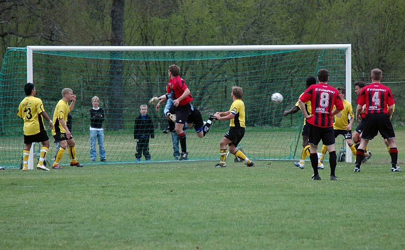 2007_0428_17.JPG - Hamre gör sitt reduceringsmål (4-1) på en hörna