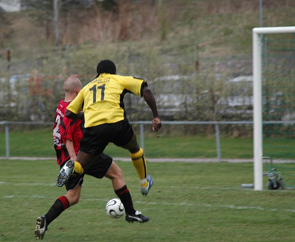 2007_0428_19.JPG - Äntligen får Södra's nr.11 "Abbe" göra mål, vilket betyder 5-1 till Arboga