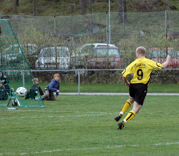 2007_0428_22.JPG - Södra's nr.9 Kristofer Storm slår ett inlägg från höger .  .  .  .  .