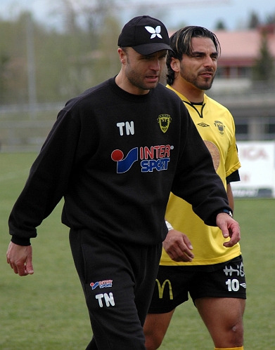 2007_0428_27.JPG - En nöjd tränare som känner sig lättad efter slutsignalen, seger med 6-1 är en bra start på serien