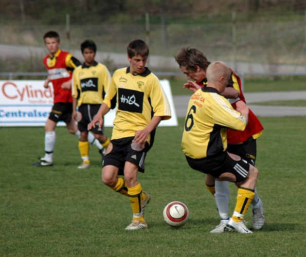 2007_0429_06.JPG - Nr.6 Leon Andersson och Anton Pettersson hjälps åt att stoppa västeråsarens framfart