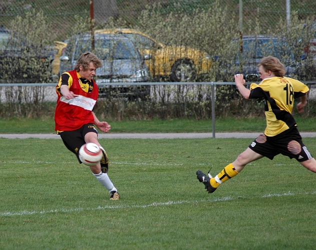 2007_0429_08.JPG - Anton Rudengård kommer med långa kliv, men hinner inte fram innan bollen slås undan