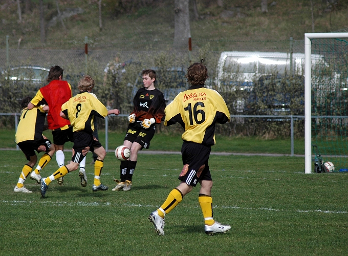 2007_0429_09.JPG - Södras målvakt Robin Rickard är ute och avvärjer en farlig situation