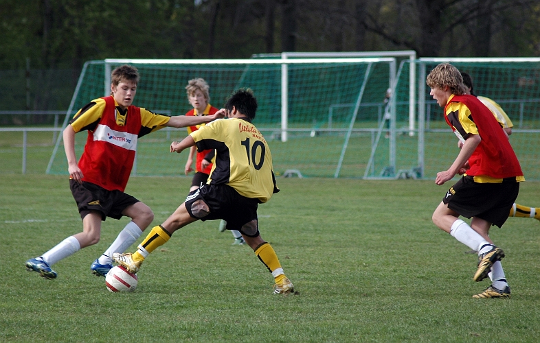 2007_0429_11.JPG - Nr.10 Christopher Bellström fintar bort sin motståndare