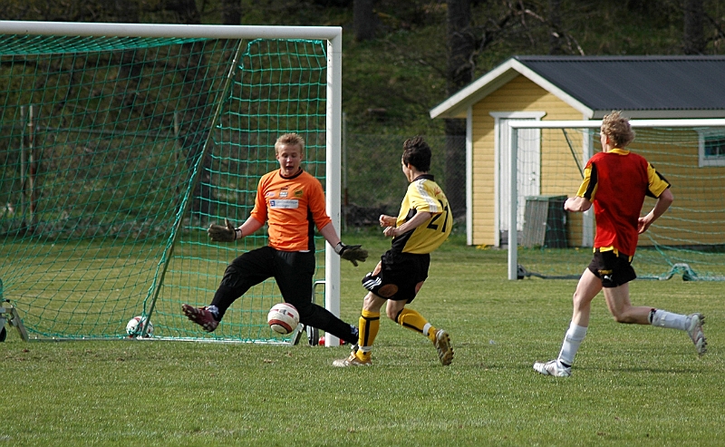 2007_0429_14.JPG - Här har Simon Jansson en bra målchans men målvakten gör en fin räddning