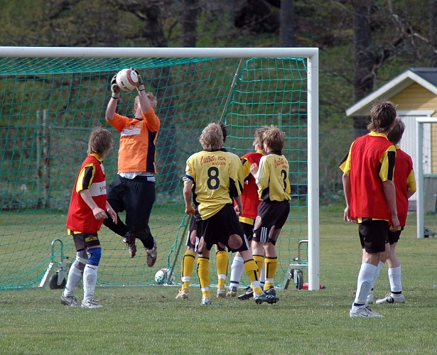 2007_0429_15.JPG - VIK's målvakt plockar ner en hörna från vänster