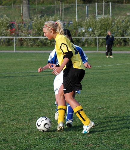 2007_0509_05.JPG - Emelie Larsson slår en passning till en medspelare