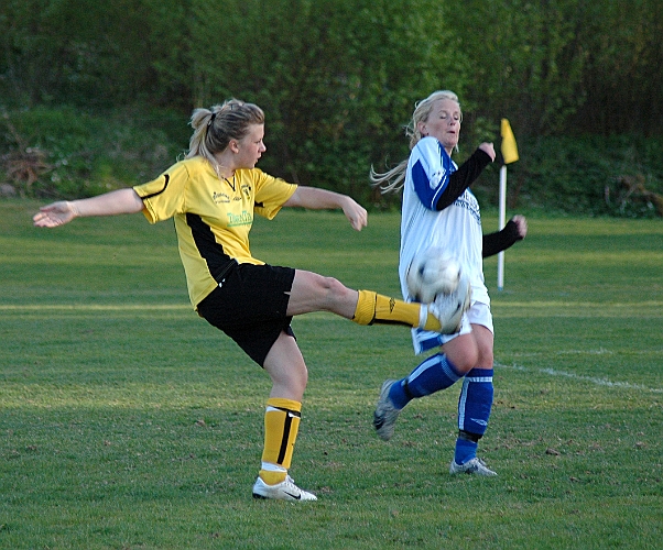 2007_0509_07.JPG - Sandra Sjöberg lyfter in bollen i bortre gaveln, kvittering till 1-1