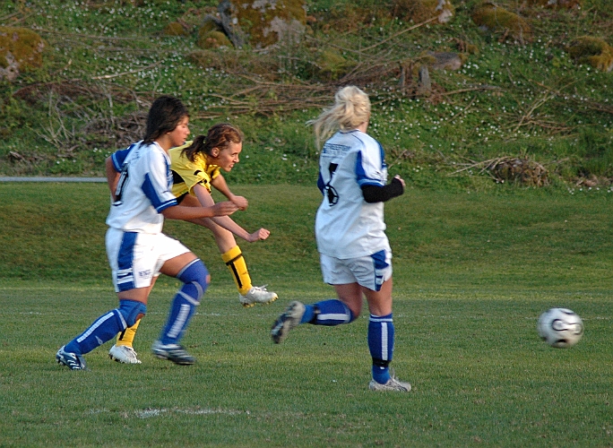 2007_0509_08.JPG - Sofia Larssons skott går in nere vid bortre stolpen och södra leder med 2-1