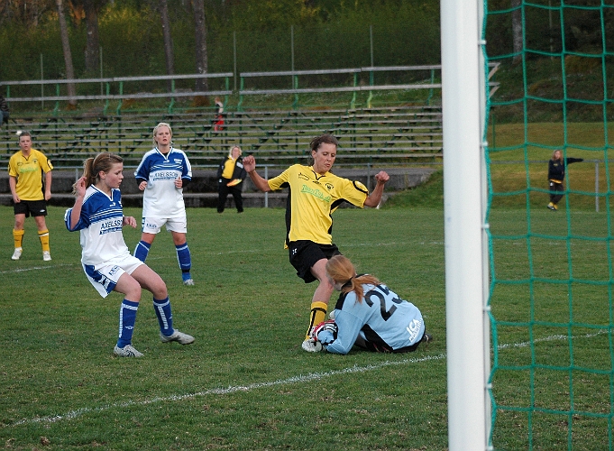 2007_0509_11.JPG - Sofia Larsson är nära att utöka södras ledning men Forsbys målvakt gör en räddning
