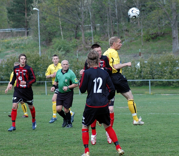 2007_0512_02.JPG - Södras Mikael Wiker vinner en nickduell