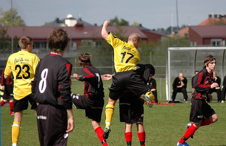 2007_0512_03.JPG - Nr.17 Gustav Gustavsson i närkamp med skultuna spelare