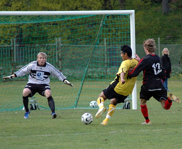 2007_0512_04.JPG - Jonas Hammarlund ger Södra ledningen med 2-0 med detta skott