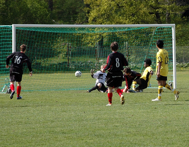 2007_0512_06.JPG - En farlig målchans för arboga genom "Abbe" men bollen går strax utanför