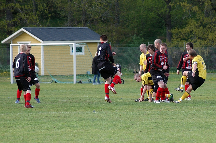 2007_0512_09.JPG - I en tilltrasslad situation kommer bollen till Södras Johan Reinholdsson som skjuter bollen i mål, vilket betyder 3-0 till arboga