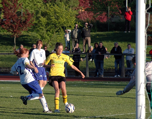 2007_0516_07.JPG - Södras Sofia Larsson är framme och oroar IFK-försvaret