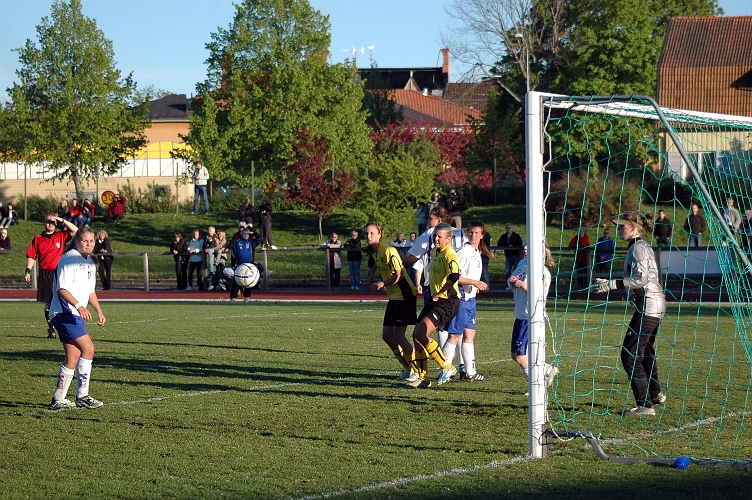 2007_0516_08.JPG - En södrahörna slagen från målvaktens högra sida sveper rakt igenom målområdet utan att någon hinner på bollen