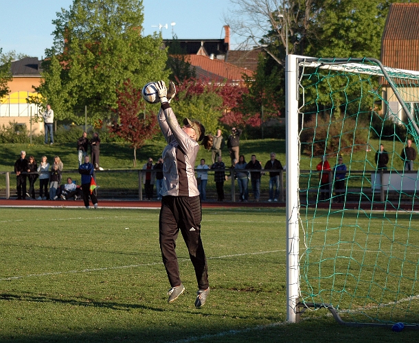2007_0516_10.JPG - IFK's målvakt gör en fin räddning på ett skott utifrån