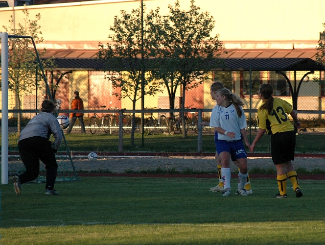 2007_0516_14.JPG - Nr.13 Viktoria Collstam är påpassligt framme på en retur och slår in slutresultatet till 5-0 för Södra