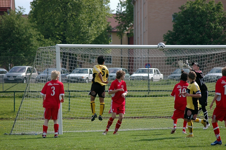 2007_0519_13.JPG - En södra hörna som Sala's målvakt får händerna på och tar hand om bollen