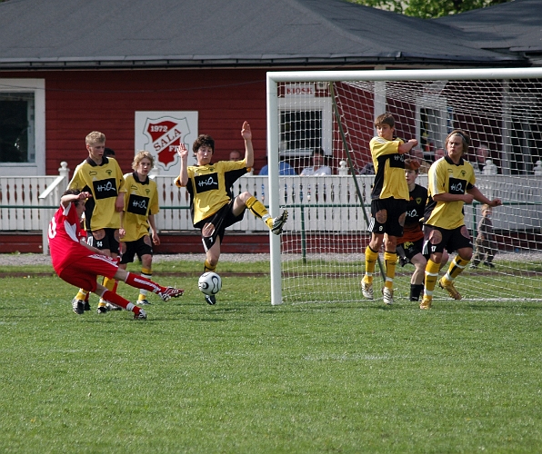 2007_0519_15.JPG - . . . . de kan ta ledning med 1-0, på ett lågt skott intill stolpen