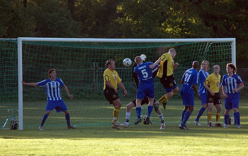 2007_0523_03.JPG - En farlig chans på hörna för Södra, Gustav Gustavsson nickar mot mål men försvararna i Oden reder ut det den här gången