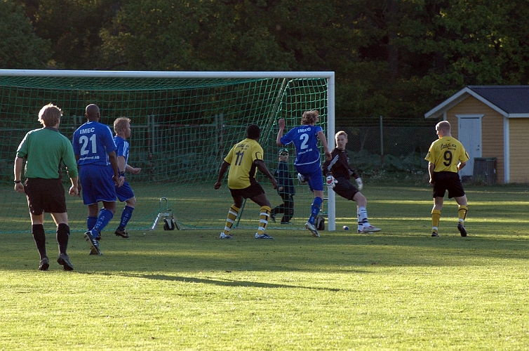 2007_0523_04.JPG - 1-0 till södra på nick från Martin Haglind som befinner sig en bit bortanför målet