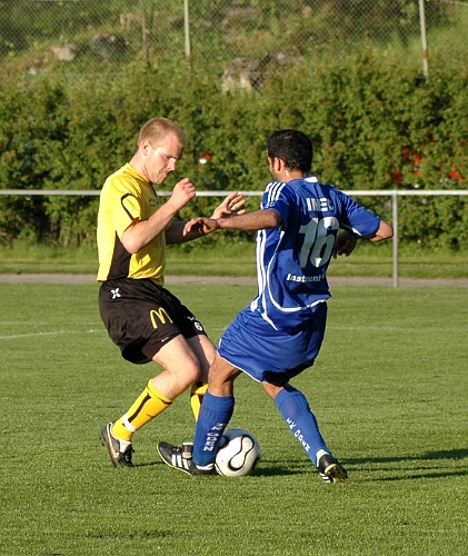 2007_0523_05.JPG - Johan Svensson i närkamp med en Odenspelare