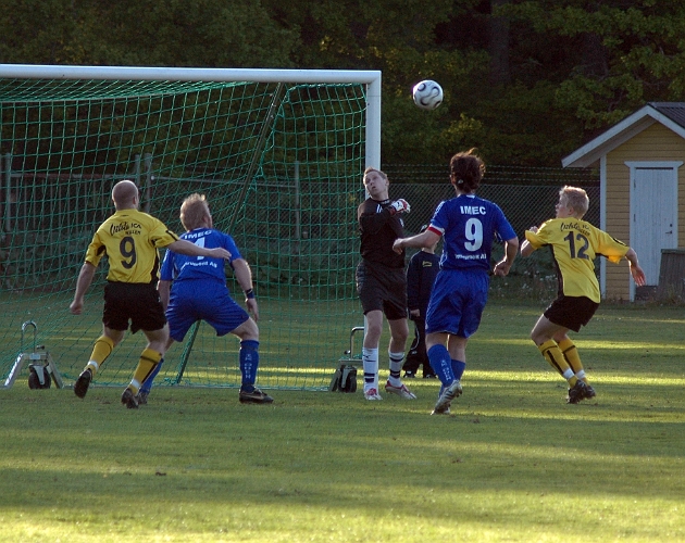 2007_0523_06.JPG - Odens målvakt gör en reflexräddning på en höjdboll