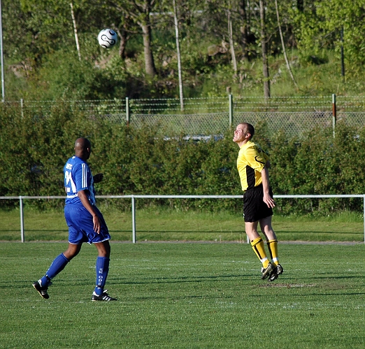 2007_0523_07.JPG - Johan Svensson nickar undan en höjdboll