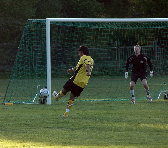 2007_0523_08.JPG - Jonas Hammarlund får ett fint läge men skjuter i burgaveln