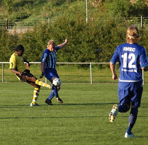 2007_0523_11.JPG - Här lyfter Abbe in 2-0 till Södra med en lobb över målvakten