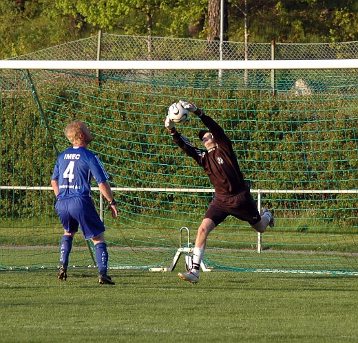 2007_0523_14.JPG - Odens målvakt fångar bollen i flygande fläng