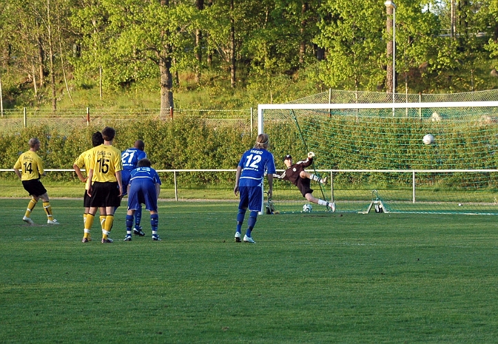 2007_0523_15.JPG - Mikael Wiker slår enkelt in 4-0 på straff för Södra