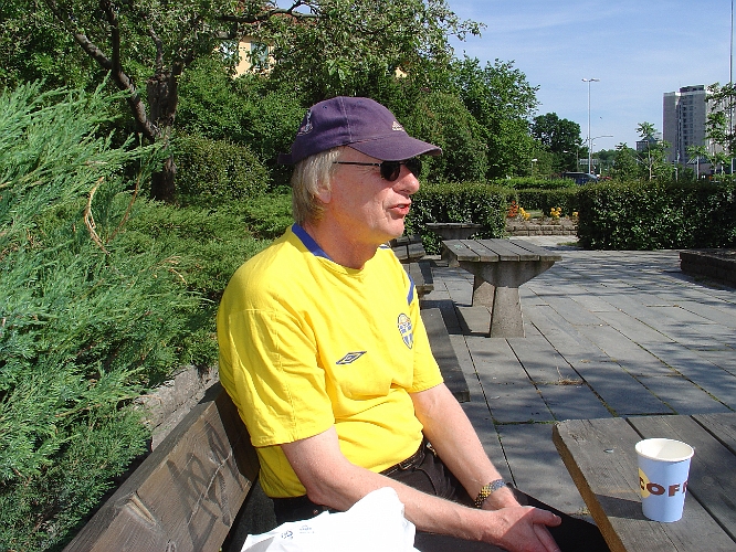 2007_0606_160318AA.JPG - Klockan är 4 och vi tar en paus utanför Råsunda Stadion efter tågresan från Arboga och tunnelbanan ut till Solna