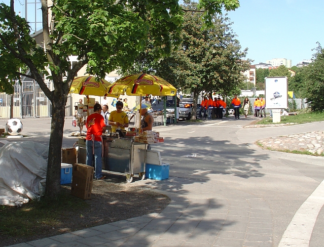 2007_0606_162152AA.JPG - Gatuförsäljning på vägen till Fan-Corner