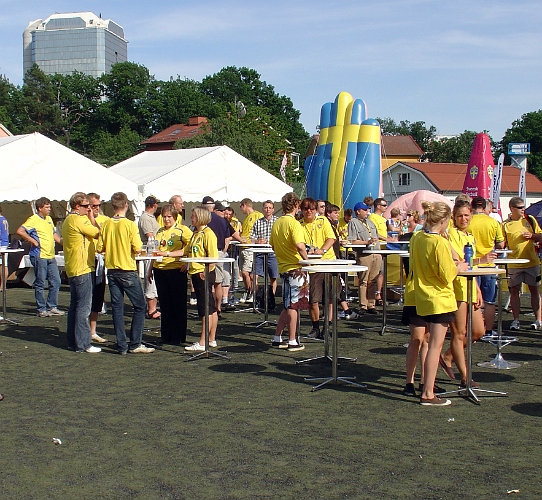 2007_0606_162830AA.JPG - Öl och matgäster