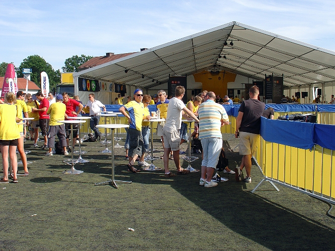 2007_0606_162914AA.JPG - Flera sponsorer hade sina egna tält för inbjudna gäster