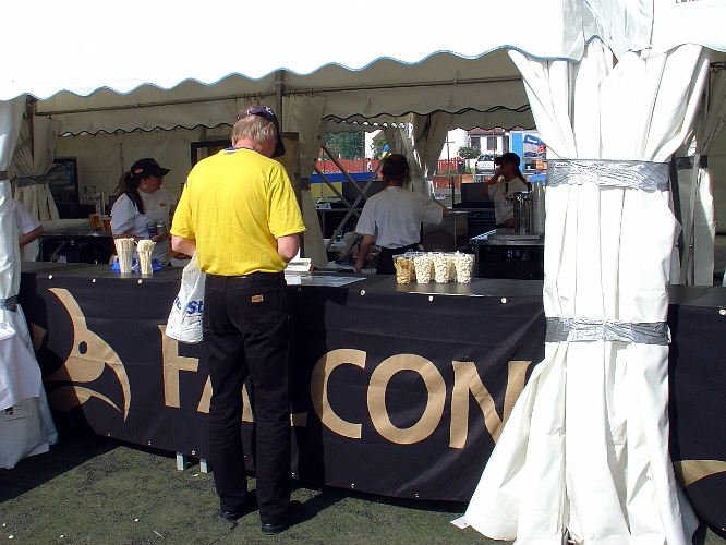 2007_0606_163040AA.JPG - Göran köper sig något att släcka törsten med