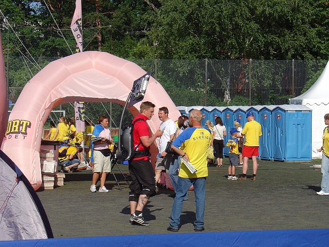 2007_0606_170639AA.JPG - Telia gick runt och pratde med folk inför matchen och visade sin "mobil-TV"