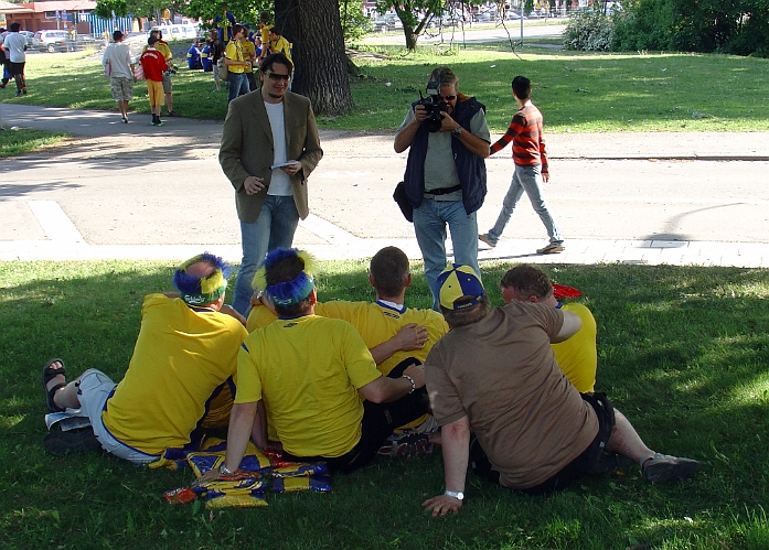 2007_0606_171900AA.JPG - Ett reportage-team gör ett fotojobb