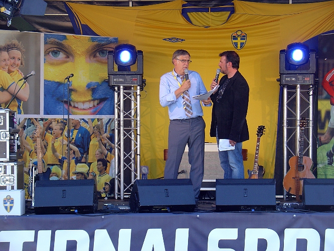 2007_0606_174105AA.JPG - Roberto Vacci pratar med Tomas Nordahl inför kvällens match