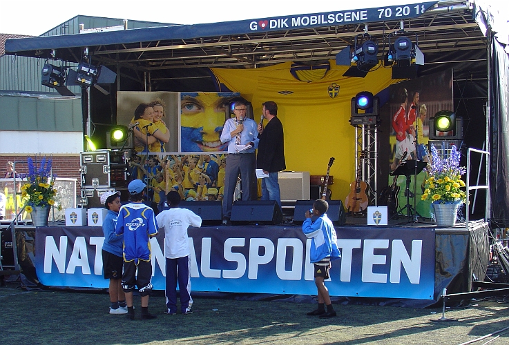 2007_0606_174339AA.JPG - Roberto Vacci pratar med Tomas Nordahl inför kvällens match