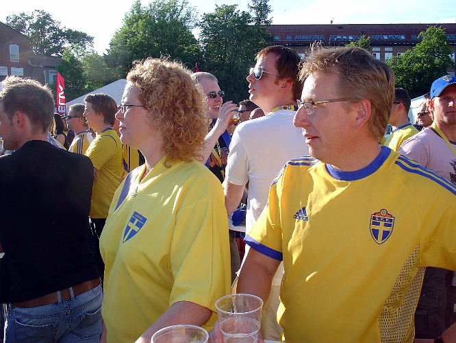 2007_0606_184532AA.JPG - Pelle från Malmslätt(fd. kollega på Saab Aerotech) med fru firar 40-årsdag och 15-årig bröllopsdag med bl.a. Sverige-Island på Råsunda. Han hälsar till alla gamla jobbarkompisar.