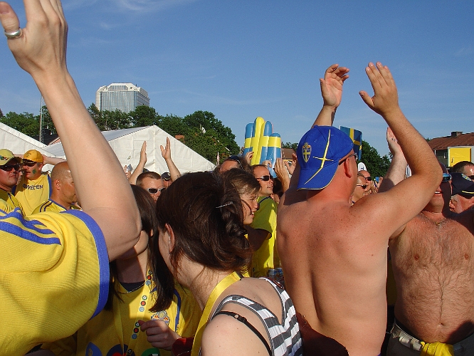 2007_0606_185210AA.JPG - Stämningen börjar komma igång ordentligt