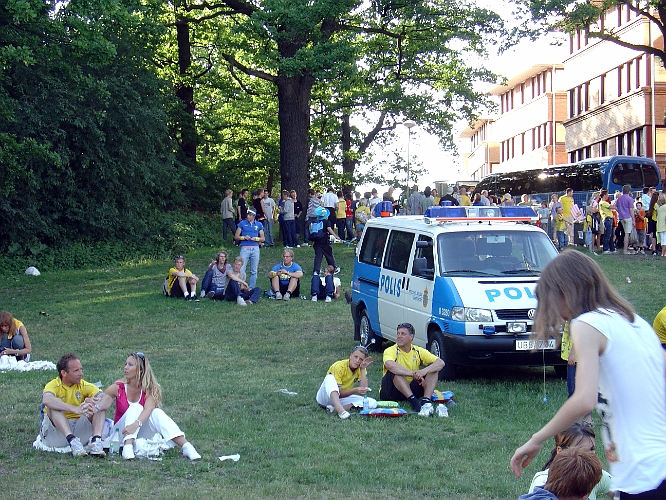 2007_0606_190433AA.JPG - Nu är det drygt 1 timme för match, och det blir bara mer folk hela tiden