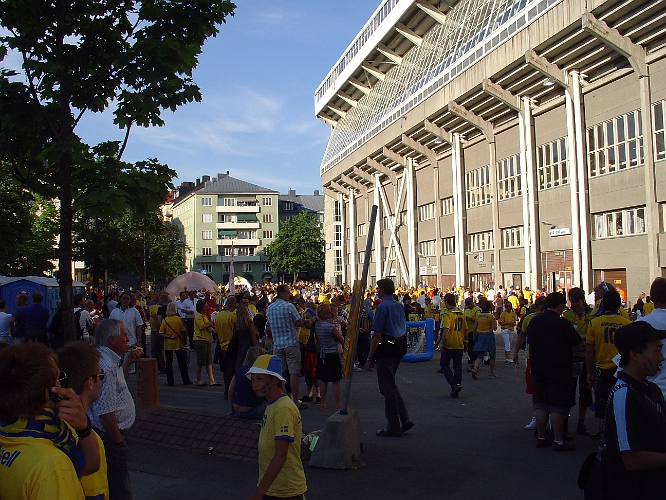 2007_0606_191011AA.JPG - Nu börjar de att öppna för insläpp på arenan (Norra Ståplats)